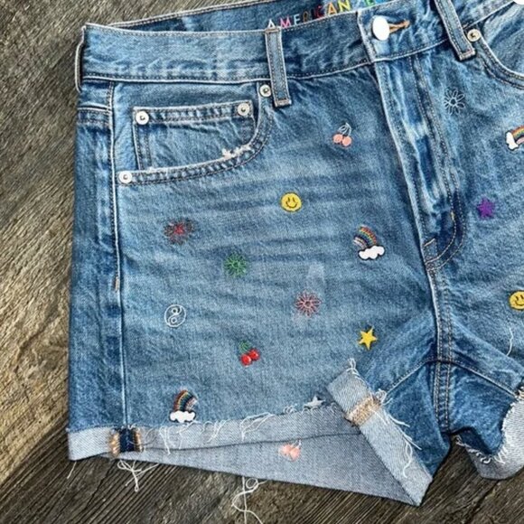 American Eagle AE Rainbow Embroidered 90's Boyfriend Pride Denim Shorts Sz 4 - Picture 5 of 8